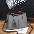Sac à main gris motif litchi avec poignées marron foncé et breloque à pompon LOVE - Gris