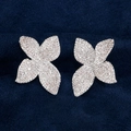 Funkelnde silberne Blumen-Ohrstecker mit Zirkonia-Besatz auf blauem Samt-Tablett - Vierblättriges Blumen-Stil (Silberton) / Weiß