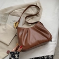 Borsa a secchiello a nuvola marrone con grande anello dorato e finitura in pelle PU - Marrone