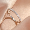Anello elegante color argento con fila di zirconi scintillanti su seta color champagne - Misura 7 / Argento