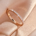 Elegante anello in oro rosa con zirconi a pavé tondi su sfondo di seta pregiata - Misura 7 / Oro rosa