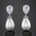 Eleganti orecchini con perle a goccia in argento e pavé di zirconi per donne di classe - Tono Argento