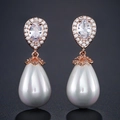 Orecchini eleganti in oro rosa con zirconi brillanti e una perla bianca a forma di goccia - Perla Bianca Placcato Oro Rosa