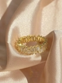 Anello eternity placcato oro con zirconi taglio baguette su seta champagne - US 7 / Zirconia Bianca Fascia Oro