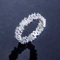 Anello traforato in argento con zirconi a taglio rettangolare e incastonatura micro - US 7 / Zirconia Bianca Fascia Argento