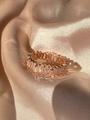 Anello placcato oro rosa con zirconi rettangolari su tessuto di seta champagne - US 7 / Zirconia Bianca Fascia Oro Rosa