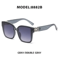 Gafas de sol cuadradas con lentes grises degradados y detalle de cadena de metal - Montura gris transparente con lente degradada gris