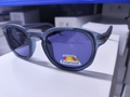 Lunettes de soleil polarisées avec monture ronde bleu gris et verres violets - C5 Polarisé Bleu Translucide Mat