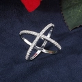 Anello a doppia croce d'argento con zirconi bianchi su elegante sfondo di velluto - US 6 / Argento