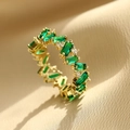 Anello eternity con zirconi verde smeraldo e cristalli bianchi su fascia placcata in oro - US 6 / Verde