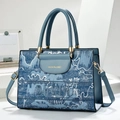 Borsa tote in denim blu con lettere a rilievo e dettagli in metallo dorato - Blu