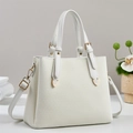 Elegante weiße Handtasche mit Textur, goldfarbenen Beschlägen und Schultergurt - L28 B11 H22 / Cremeweiß