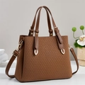 Sac fourre-tout marron à texture tissée avec boucles dorées sous un angle de 45° - Kaki