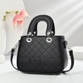 Elegante schwarze Stepphandtasche mit Rundgriff und silbernen Metalldetails - Schwarz