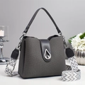 Borsa a secchiello grigio scuro con trama intrecciata e tracolla larga a strisce - Grigio
