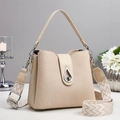 Elegante borsa a secchiello beige con finiture in pelle e tracolla con motivi - Bianco