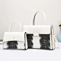 Détails de deux sacs à main monochromes en similicuir crocodile avec boucles dorées - Blanc