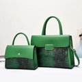 Détail de l'ensemble de sacs verts avec motif croco et finitions métalliques dorées - Vert