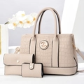 Dettaglio del set di tre borse beige con goffratura a coccodrillo e logo in metallo dorato - Bianco Sporco
