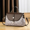 Sac à main avec rabat en cuir marron, imprimé géométrique et fermoir doré - Café Style 2 (Motif Géométrique)