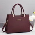 Bolso bandolera clásico rojo vino con acabado de tela texturizada y detalles dorados - Rojo