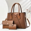 Dreiteiliges braunes Handtaschen-Set mit Prägung inklusive Clutch und Geldbörse auf Sockeln - Tragetasche, Geldbörse Und Kartenhalter / Braun