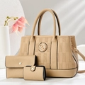 Dreiteiliges beige Luxus-Handtaschen-Set mit Prägetextur und goldenen Logo-Akzenten - Khaki