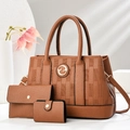 Detail eines braunen 3-teiligen Taschen-Sets mit Leder-Struktur und goldener Hardware - Erdgelb