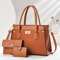 Dreiteiliges braunes Handtaschen-Set aus strukturiertem Kunstleder mit goldenen Details - Erdgelb