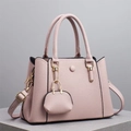 Detalle del bolso rosa claro con grano de lichi, herrajes dorados y mini monedero extra - Rosa