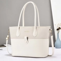 Grande borsa tote beige minimalista con texture intrecciata e dettagli dorati - Bianco Sporco