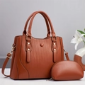 Details von brauner gestreifter Tragetasche und kleiner Tasche mit goldener Metallteilen - 32x13x24cm / Erdgelb