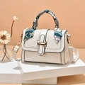 Borsa a tracolla beige con motivi a rilievo e decorazione raffinata con foulard di seta - 22x11x15cm / Bianco Sporco
