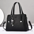 Borsa a mano classica in pelle martellata nera da donna con ciondolo a cuore e chiave - Nero