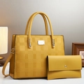 Dettaglio della borsa tote gialla e pochette coordinata con motivo geometrico e logo - Giallo