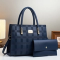 Detail eines dunkelblauen Taschen-Sets mit Gitterprägung und goldenen Metallelementen - Blau
