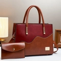 Dettaglio della borsa tote a righe con portamonete coordinato e borchie metalliche - Rosso Patchwork Giallo