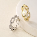 Makro-Detail von Gliederkettenringen mit Zirkonia-Besatz in Gold und Silber-Finish - Größe 7 / Kettenglied-Stil (RL1038) / Weißgold