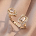 Bague ouverte dorée avec oxydes de zirconium poire et rectangle en serti pavé - Style Ouvert Asymétrique Poire Rectangulaire (2010) / Plaqué Or 18K (2010)