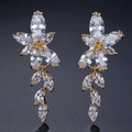 Elegante goldene Blumenohrringe mit Marquise-Zirkonia und Quasten auf dunklem Grund - Gold (FSEP167D)