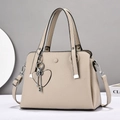 Elegante borsa beige in pelle martellata con ciondolo a cuore e tracolla rimovibile - Cachi