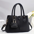 Borsa tote nera plissettata minimalista con hardware dorato e mini pochette - Nero