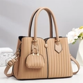 Detail der beigen Tragetasche mit vertikalen Streifen, goldener Mini-Tasche und Schultergurt - Khaki