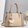 Elegante beige Macaron-Umhängetasche mit Kontrastnähten und Plüsch-Anhänger-Deko - L28 B12 H20 / Khaki