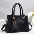 Minimalistische schwarze gestreifte Tragetasche mit goldenen Details und kleiner Zusatztasche - Schwarz