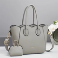 Detailansicht der grauen Litschi-Ledertasche mit Muschelrand und kleiner Zubehörtasche - L28xB12xH20cm / Grau