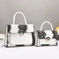 Set borse bianche effetto coccodrillo con dettagli dorati e tracolla regolabile - Bianco