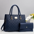 Set borsa a mano blu navy con motivo a rilievo, pochette abbinata e logo in oro - Set da Due Pezzi / Blu