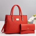 Dettaglio del set borse rosse goffrate con finiture dorate e decorazione floreale - Set da Due Pezzi / Rosso