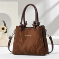 Detail der braunen Schultertasche mit Faltenstruktur, FASHION & BAG-Print und Knotengriff - Kaffeebraun